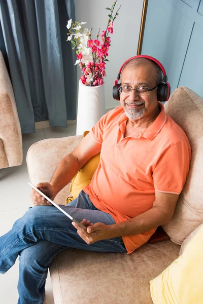 Indian Asian Old Man Using Headphones While Listning Music Watching — Stock Photo, Image