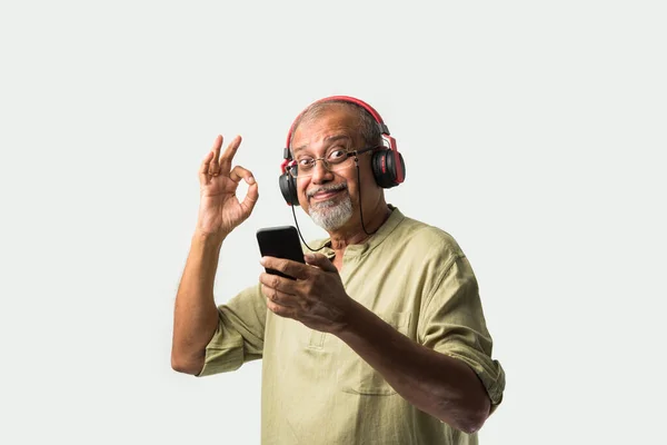 Feliz Anciano Indio Asiático Barbudo Hombre Sonriendo Usando Auriculares Con — Foto de Stock
