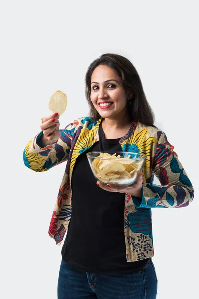 Indio Asiático Bastante Joven Chica Comer Patatas Fritas Blanco Fondo —  Fotos de Stock