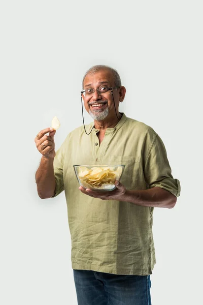 Indio Asiático Viejo Jubilado Mayor Hombre Comer Patatas Fritas Blanco — Foto de Stock