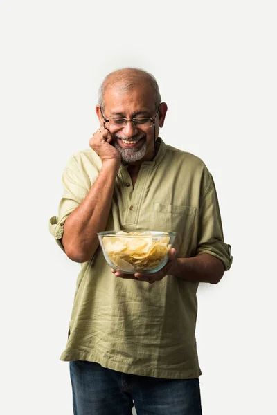 Indio Asiático Viejo Jubilado Mayor Hombre Comer Patatas Fritas Blanco — Foto de Stock