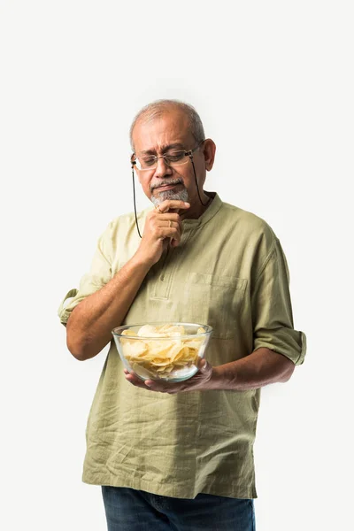 Индийский Старый Пожилой Человек Отставке Ест Картофельные Чипсы Белом Фоне — стоковое фото
