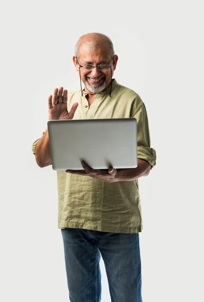Indien Asiatique Senior Adulte Homme Grand Père Aide Ordinateur Portable — Photo