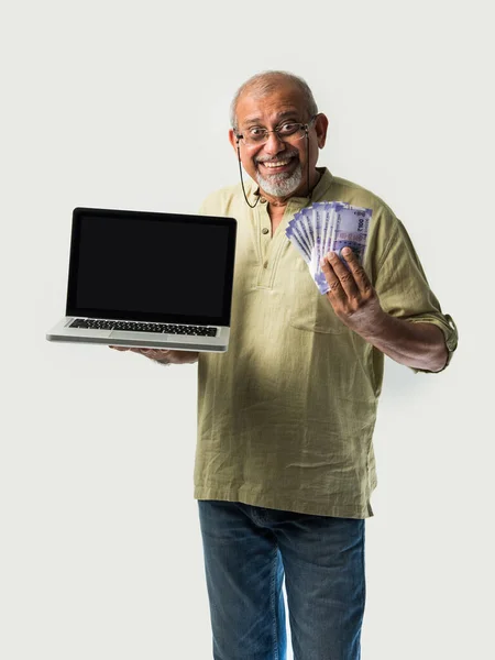 Індійський Дорослий Чоловік Або Дідусь Який Користується Лептопом Тримає Паперові — стокове фото