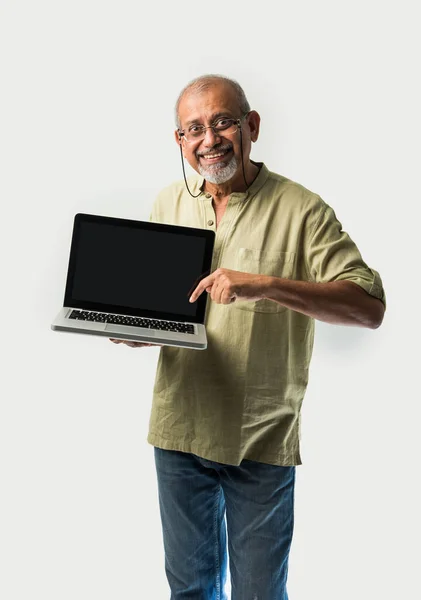 Indien Asiatique Senior Adulte Homme Grand Père Présentant Écran Ordinateur — Photo