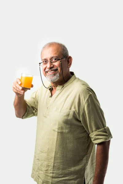 Indio Asiático Senior Viejo Hombre Beber Fresco Naranja Jugo Vaso — Foto de Stock