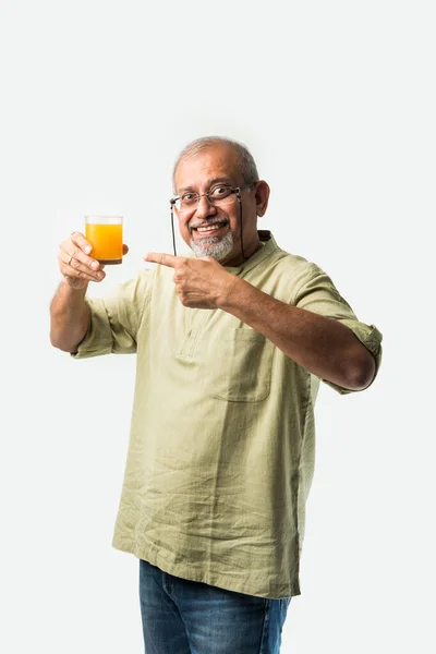 Indiana Asiático Sênior Velho Homem Bebendo Suco Laranja Fresco Copo — Fotografia de Stock