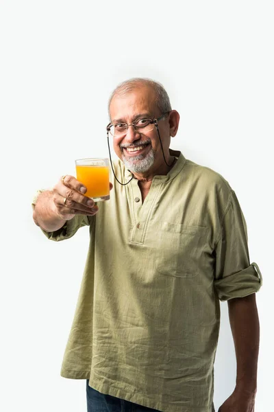 Indio Asiático Senior Viejo Hombre Beber Fresco Naranja Jugo Vaso — Foto de Stock
