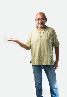 Asyalı yaşlı ya da yaşlı adam boş alan sunuyor, beyaz arka planda tek başına duruyor.