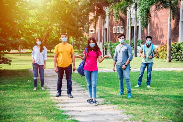 Asiatische Indische Studenten Tragen Gesichtsmasken Und Folgen Sozialen Distanzierungsnormen Auf — Stockfoto