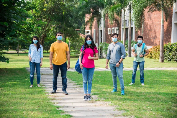 Ασιάτες Ινδοί Φοιτητές Φορούν Μάσκα Προσώπου Και Ακολουθούν Κοινωνικά Πρότυπα — Φωτογραφία Αρχείου