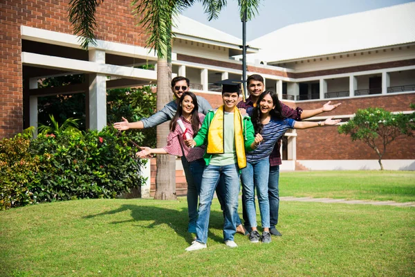 Ázsiai Indiai Főiskolai Hallgatók Kap Diploma Tanúsítványt Míg Barátok Ünnepli — Stock Fotó