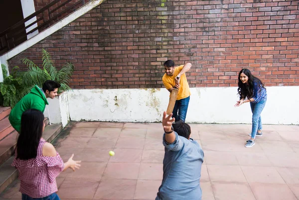 Ινδοί Ασιάτες Φοιτητές Φίλοι Που Παίζουν Κρίκετ Αγώνα Υπαίθρια Αθλητική — Φωτογραφία Αρχείου