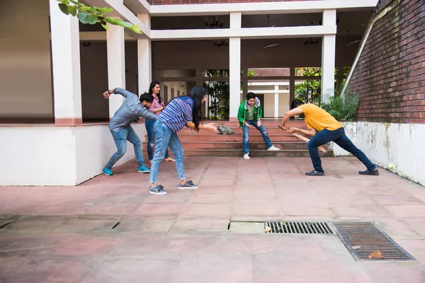 Ινδοί Ασιάτες Φοιτητές Φίλοι Που Παίζουν Κρίκετ Αγώνα Υπαίθρια Αθλητική — Φωτογραφία Αρχείου
