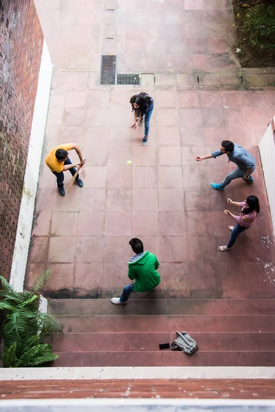 Indische Asiatische College Studenten Oder Freunde Spielen Cricket Als Outdoor — Stockfoto