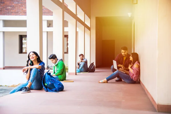 Ασιάτες Ινδοί Φοιτητές Κολέγιο Χρησιμοποιώντας Smartphone Ενώ Κάθεται Στην Πανεπιστημιούπολη — Φωτογραφία Αρχείου