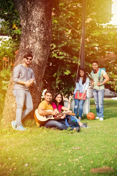 Asiatiska Indiska Collegestudenter Spelar Musik Med Gitarr När Sitter Campus — Stockfoto