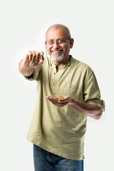 Asiático Indiano Adulto Sênior Homem Velho Mostrando Frutas Secas Como — Fotografia de Stock