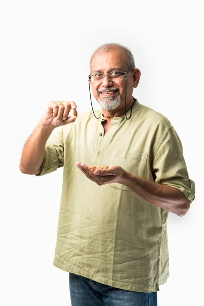 Азиатский Старший Взрослый Индийский Старик Показывает Сухие Фрукты Такие Кешью — стоковое фото