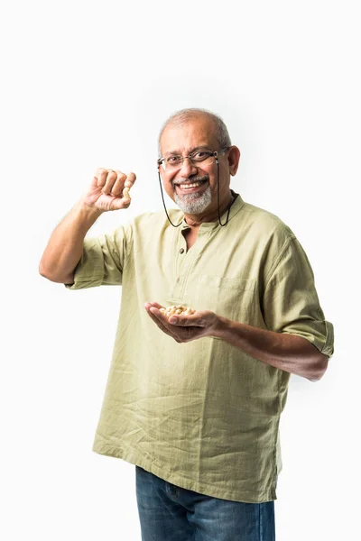 Asiático Indiano Adulto Sênior Homem Velho Mostrando Frutas Secas Como — Fotografia de Stock