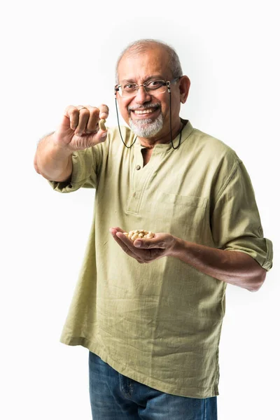 Asiático Indio Adulto Mayor Anciano Mostrando Frutas Secas Como Anacardo — Foto de Stock