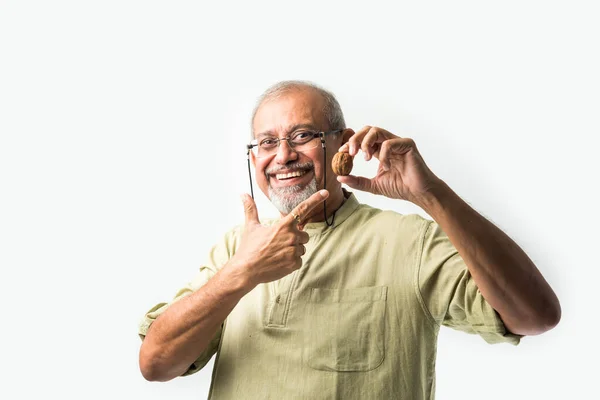 Asiatico Indiano Anziano Adulto Vecchio Che Mostra Frutta Secca Come — Foto Stock