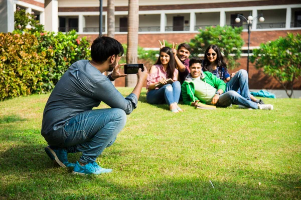 Asiatiska Indiska College Studenter Som Tar Selfie Bild Med Hjälp — Stockfoto