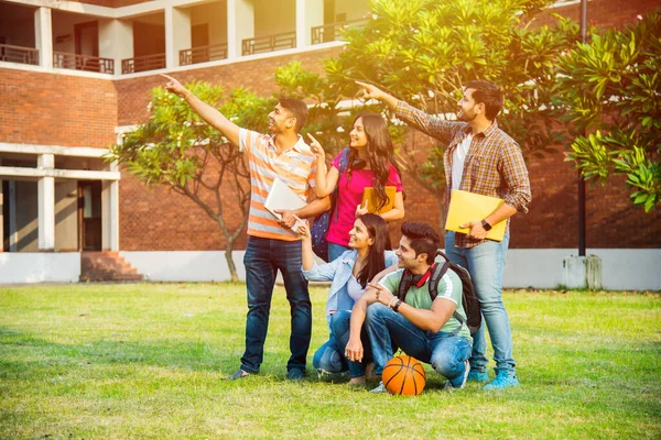 Vidám Csoport Indiai Ázsiai Főiskolai Hallgatók Mutató Üres Miközben Áll — Stock Fotó