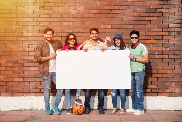 Estudiantes Universitarios Indios Asiáticos Sosteniendo Mostrando Pizarra Blanca Vacía Pancarta —  Fotos de Stock
