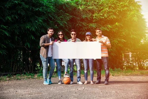 Asiático Estudantes Universitários Indianos Segurando Mostrando Placa Branca Vazia Cartaz — Fotografia de Stock