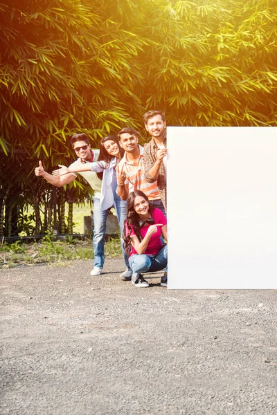 Asiatische Indische College Studenten Die Leere Whiteboards Oder Plakate Auf — Stockfoto