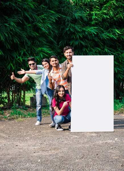 Asiático Estudantes Universitários Indianos Segurando Mostrando Placa Branca Vazia Cartaz — Fotografia de Stock