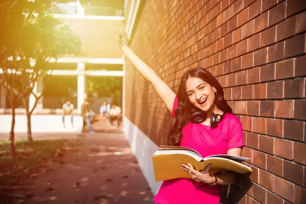 Asiatische Indische College Studentin Fokus Die Laptop Arbeitet Oder Bücher — Stockfoto