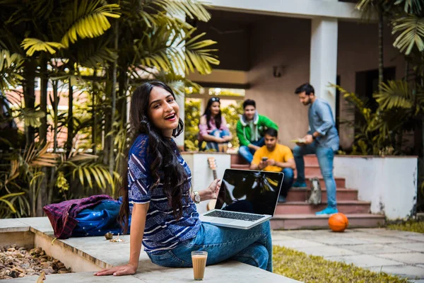 Asiatische Indische College Studentin Fokus Die Laptop Arbeitet Oder Bücher — Stockfoto