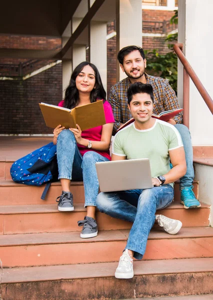Jóvenes Estudiantes Universitarios Indios Asiáticos Que Leen Libros Estudian Computadora —  Fotos de Stock