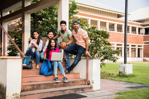 Vrolijke Indiase Aziatische Jonge Groep Studenten Vrienden Die Samen Lachen — Stockfoto