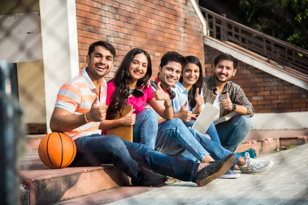 Jonge Aziatische Indiase Studenten Lezen Boeken Studeren Laptop Voor Bereiden — Stockfoto