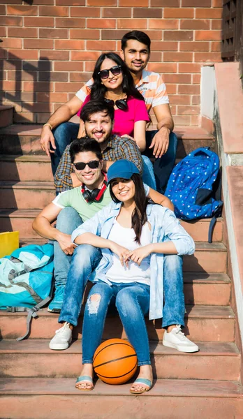 Vrolijke Indiase Aziatische Jonge Groep Studenten Vrienden Die Samen Lachen — Stockfoto