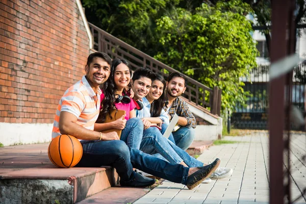本を読んだり ラップトップで勉強したり 試験の準備をしたり 大学のキャンパスの芝生 階段や階段に座っている間にグループプロジェクトに取り組んでいる若いアジアのインドの大学生 — ストック写真