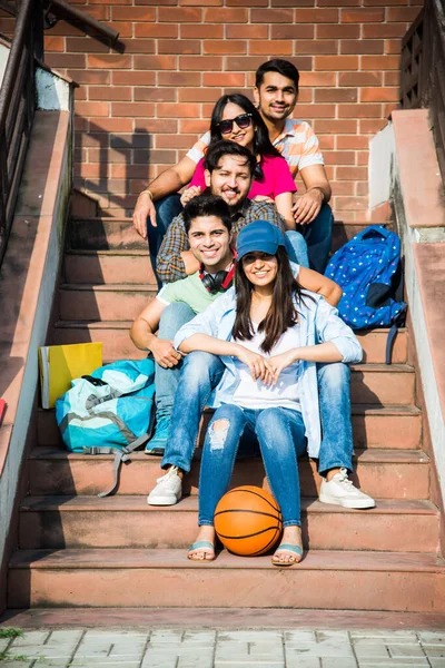 Glada Indiska Unga Grupp Collegestudenter Eller Vänner Skrattar Tillsammans När — Stockfoto