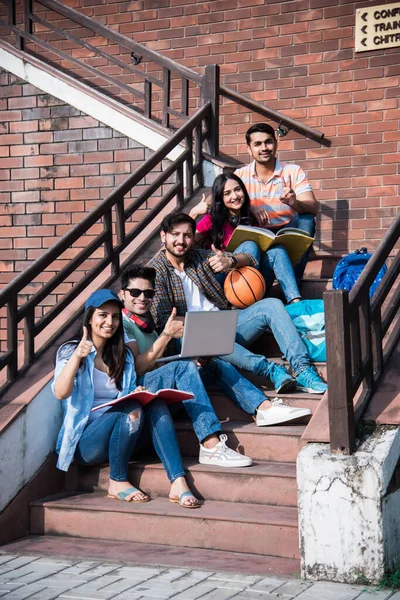 Jóvenes Estudiantes Universitarios Indios Asiáticos Que Leen Libros Estudian Computadora —  Fotos de Stock