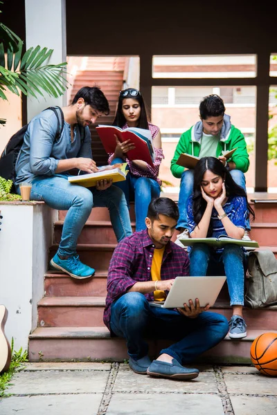 Νέοι Ινδοί Φοιτητές Από Την Ασία Διαβάζουν Βιβλία Μελετούν Φορητό — Φωτογραφία Αρχείου