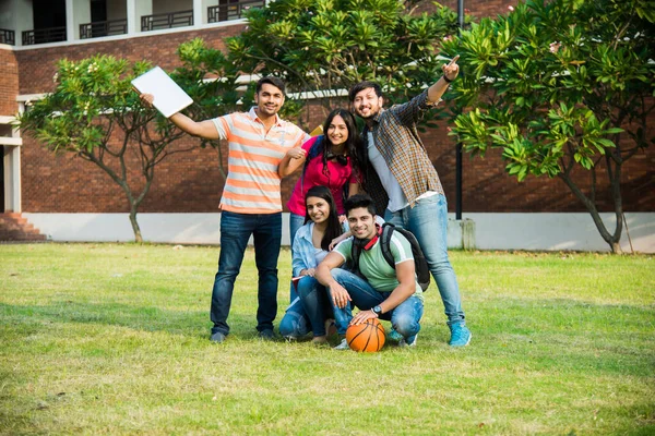 Vrolijke Indiase Aziatische Jonge Groep Studenten Vrienden Die Samen Lachen — Stockfoto