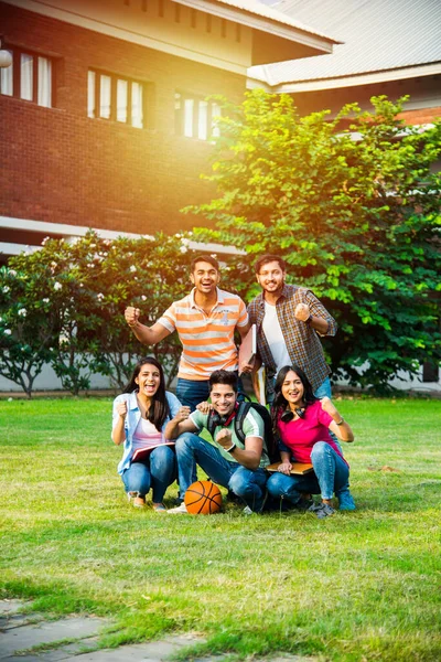 Vidám Indiai Fiatal Csoport Főiskolai Hallgatók Vagy Barátok Nevetnek Együtt — Stock Fotó
