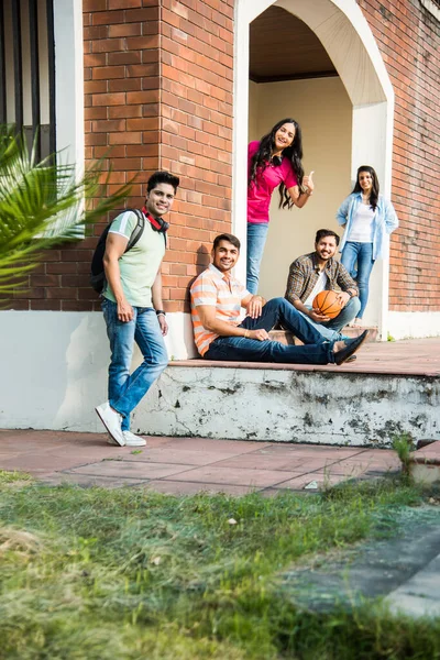 Vrolijke Indiase Aziatische Jonge Groep Studenten Vrienden Die Samen Lachen — Stockfoto