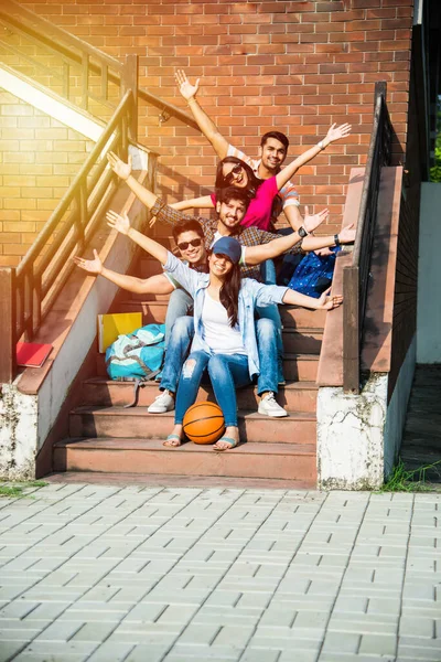 Fröhliche Indische Asiatische Junge Gruppe Von College Studenten Oder Freunden — Stockfoto