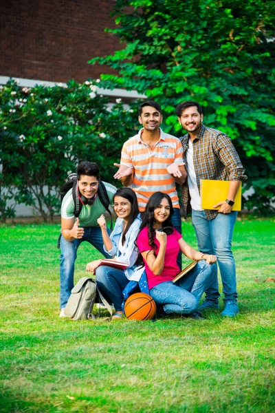 Χαρούμενη Ινδική Ομάδα Νεαρών Φοιτητών Φίλων Που Γελούν Μαζί Ενώ — Φωτογραφία Αρχείου