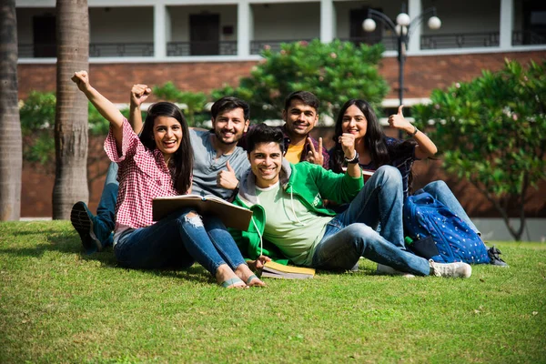 Vidám Indiai Fiatal Csoport Főiskolai Hallgatók Vagy Barátok Nevetnek Együtt — Stock Fotó