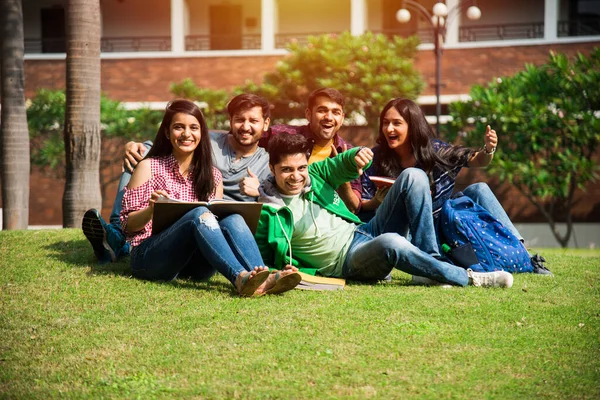 Alegre Indio Asiático Joven Grupo Universidad Estudiantes Amigos Riendo Juntos — Foto de Stock