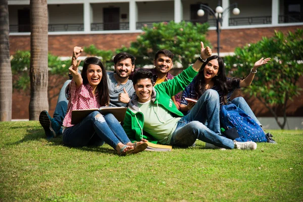 Jóvenes Estudiantes Universitarios Indios Asiáticos Que Leen Libros Estudian Computadora — Foto de Stock